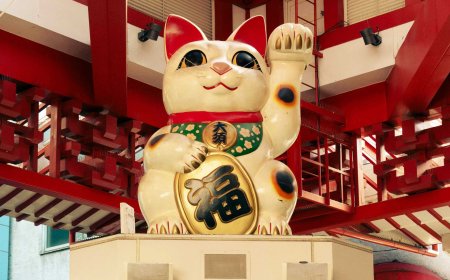 Maneki Neko: Japan's Lucky Cat