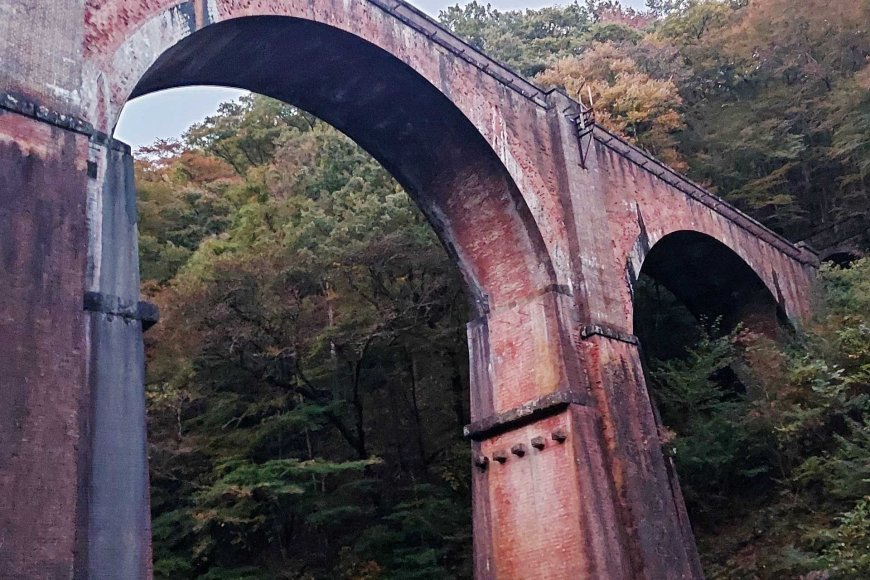 megane-bridge-stunning-autumn-foliage-and-mystical-tunnel-experience-05